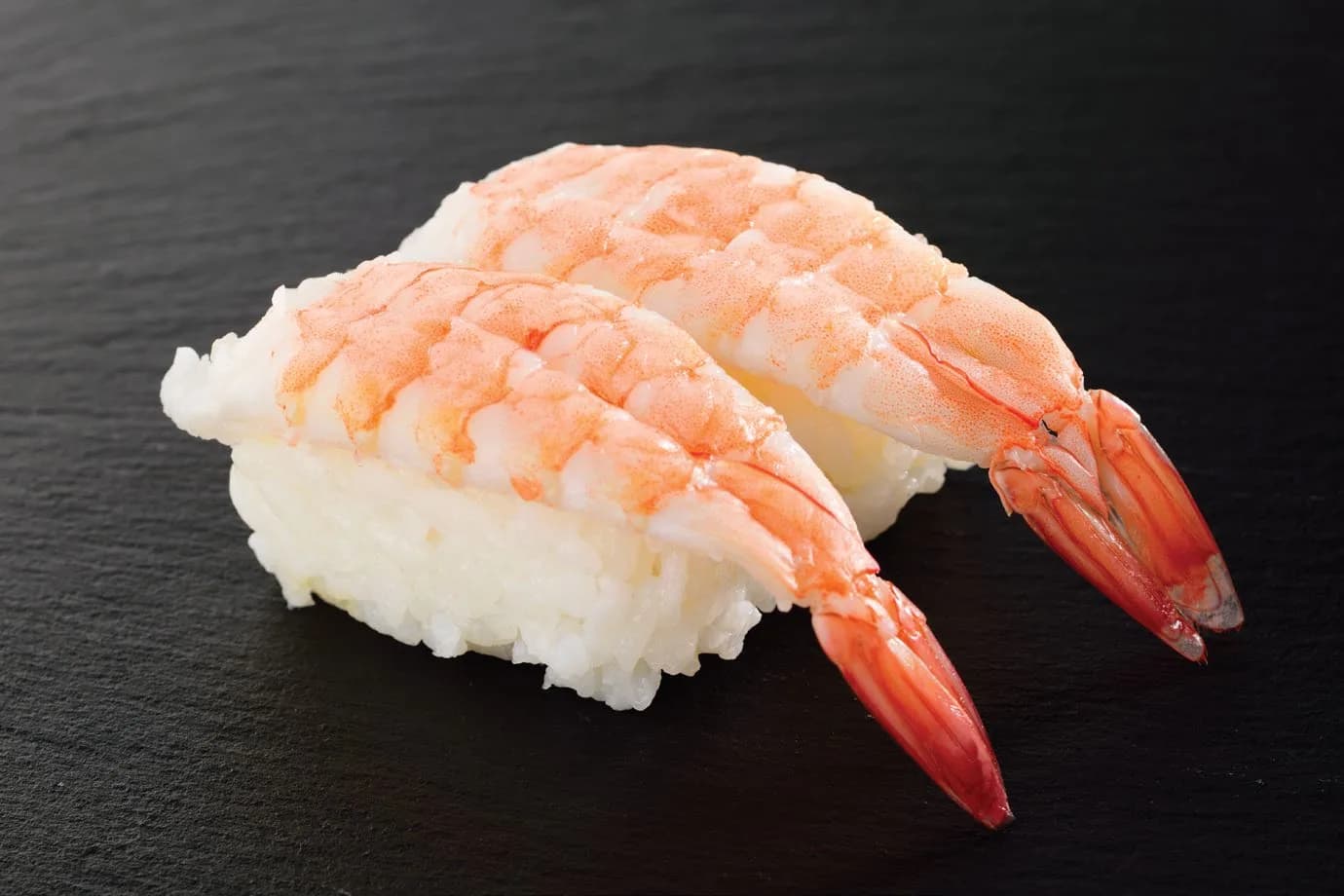 Pirinç üzerinde ebi karides nigiri