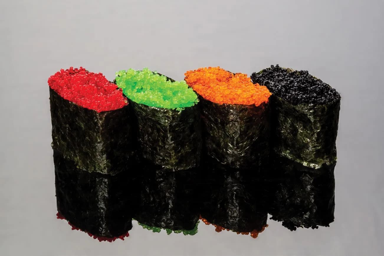 Kırmızı, yeşil, turuncu ve siyah tobiko ile hazırlanmış gunkan sushi